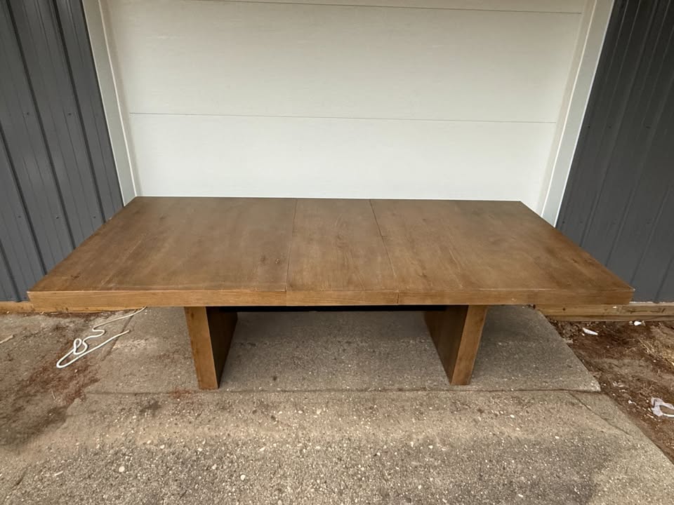 Steve Silver Aubrey Dining Table