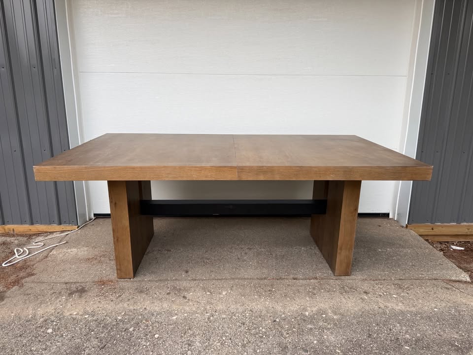 Steve Silver Aubrey Dining Table