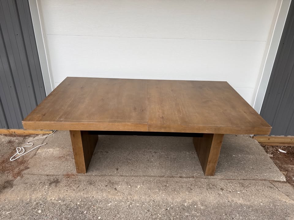 Steve Silver Aubrey Dining Table